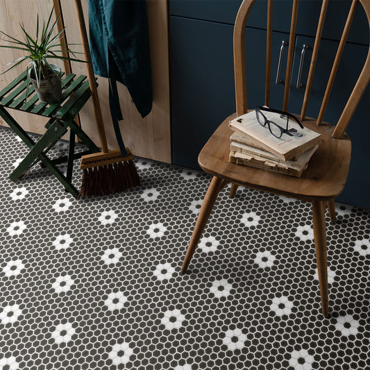 貼ってはがせる 床リメイクシート「Hatte me Floor (ハッテミーフロア)」ヘキサモザイク(65cm×3mサイズ) ブラックお花