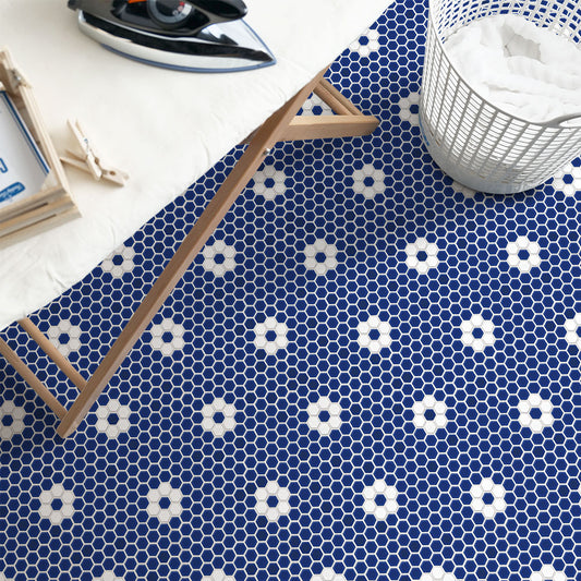 貼ってはがせる 床リメイクシート「Hatte me Floor (ハッテミーフロア)」ヘキサモザイク(65cm×3mサイズ) マリンブルーお花