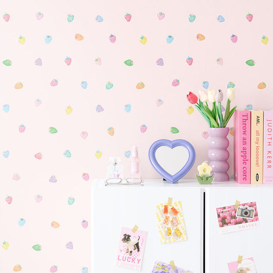 貼りやすいフリース壁紙 のりなしタイプ What's poppin? ストロベリードロップ レインボーベリー / ピンク