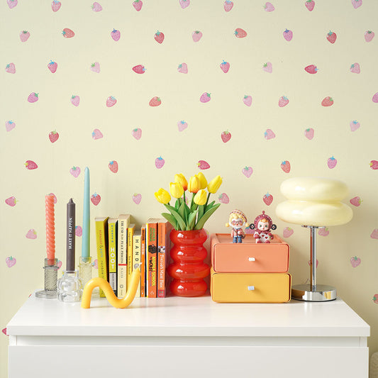 貼りやすいフリース壁紙 のりなしタイプ What's poppin? ストロベリードロップ ミックスベリー / イエロー