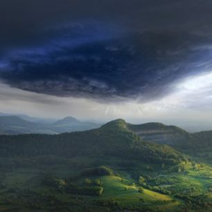 輸入壁紙 カスタム壁紙 PHOTOWALL / Green Landscape Thunderstorm (e22434)