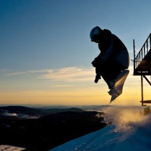 輸入壁紙 カスタム壁紙 PHOTOWALL / Snowboarder Jump from a Bridge (e23220)
