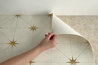 トイレや洗面所の床のDIYにちょうどイイ！シールタイプのはがせるクッションフロア