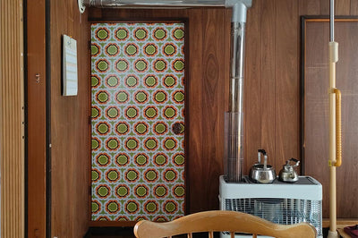 【壁紙と私】昭和レトロな実家のドアをシール壁紙でリメイク！｜スタッフ マサキ篇