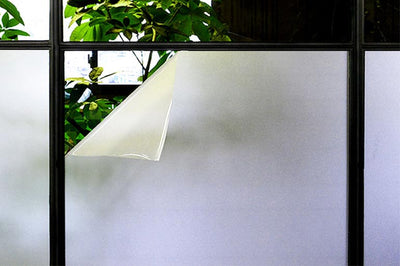 窓ガラスフィルムの貼り方・剥がし方～しっかり貼れる粘着タイプ・剥がせる吸着タイプの特徴まとめ～