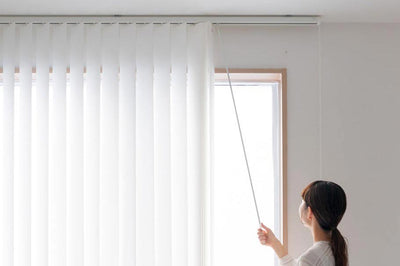 バーチカルブラインドとは？特徴・メリットとデメリットをわかりやすく解説
