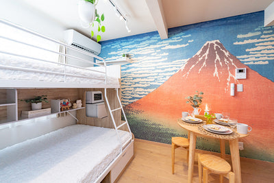 【実例掲載】ホテルや民泊の壁を「はがせる壁紙 & ウォールステッカー 」で大改装！サイズオーダー・オリジナル制作可！