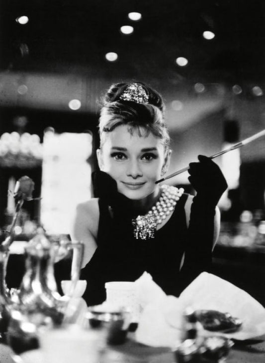 輸入壁紙 カスタム壁紙 PHOTOWALL / Audrey Hepburn in Breakfast at Tiffanys (e314895)