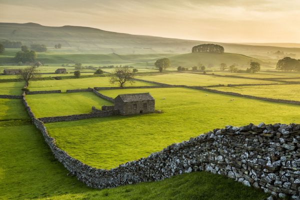 輸入壁紙 カスタム壁紙 PHOTOWALL / Barn in Meadows and Drystone Walls (e331943)