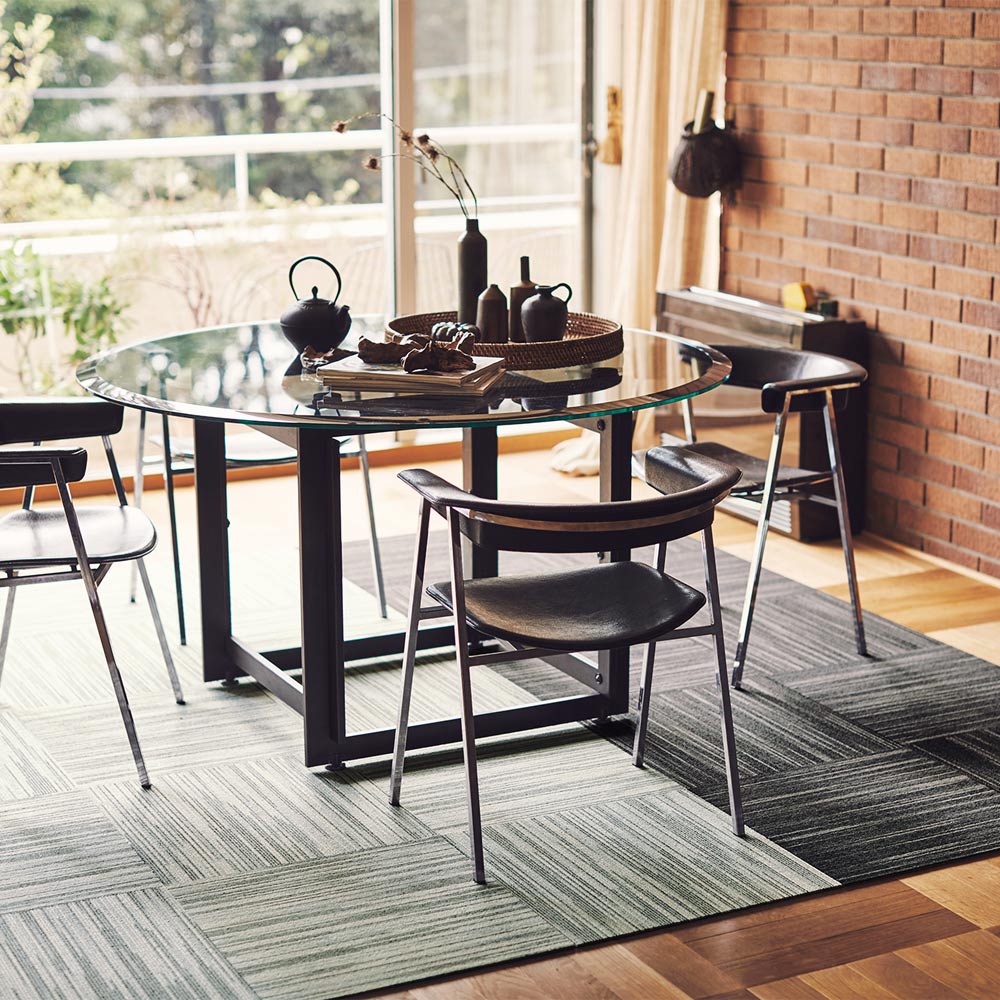 洗えるタイルカーペット 東リ ファブリックフロア スクエア4200 スズカスリ 【1枚単位で販売】 FF4204 薄墨絣 吸着タイプ 床暖房対応