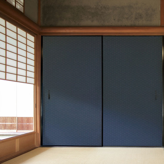 ふすまリメイクシート ふすま紙のりなしタイプ 和柄 麻の葉 紺色 (約185cm×94cm)