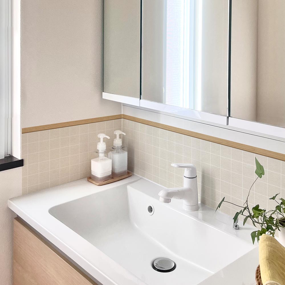 水はね防止シート ファブリックチェック ホワイト MBS-NA06（25cm×1.3m）貼ってはがせる　Hatte me! (ハッテミー)　横長サイズ