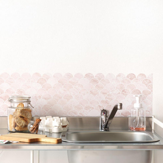 水はね防止シート Mon Sucrier マーメイドタイル ローズコーラル MBS-MS01（25cm×1.3m）