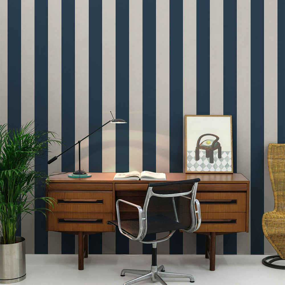 はがせる壁紙 のりなしタイプ ロンドンストライプW2 (49cm×2.5mサイズ) NKH-LS205 ネイビー