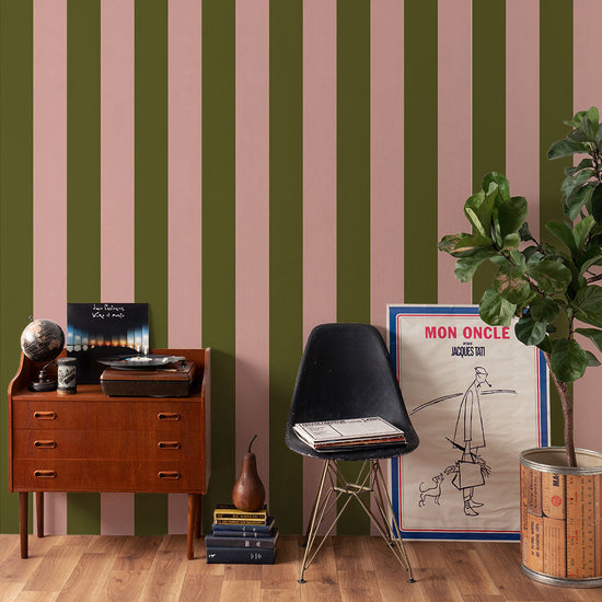 はがせる壁紙 のりなしタイプ ロンドンストライプW2 (49cm×3mサイズ) NKH-LS208 モスグリーン×ピンク