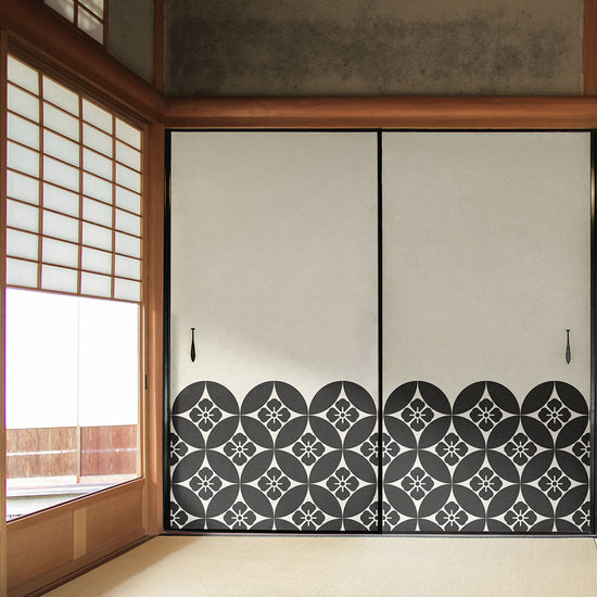 ふすまリメイクシート ふすま紙のりなしタイプ WAGARA 七宝 白×墨 (約185cm×94cm) KTST-WF-07