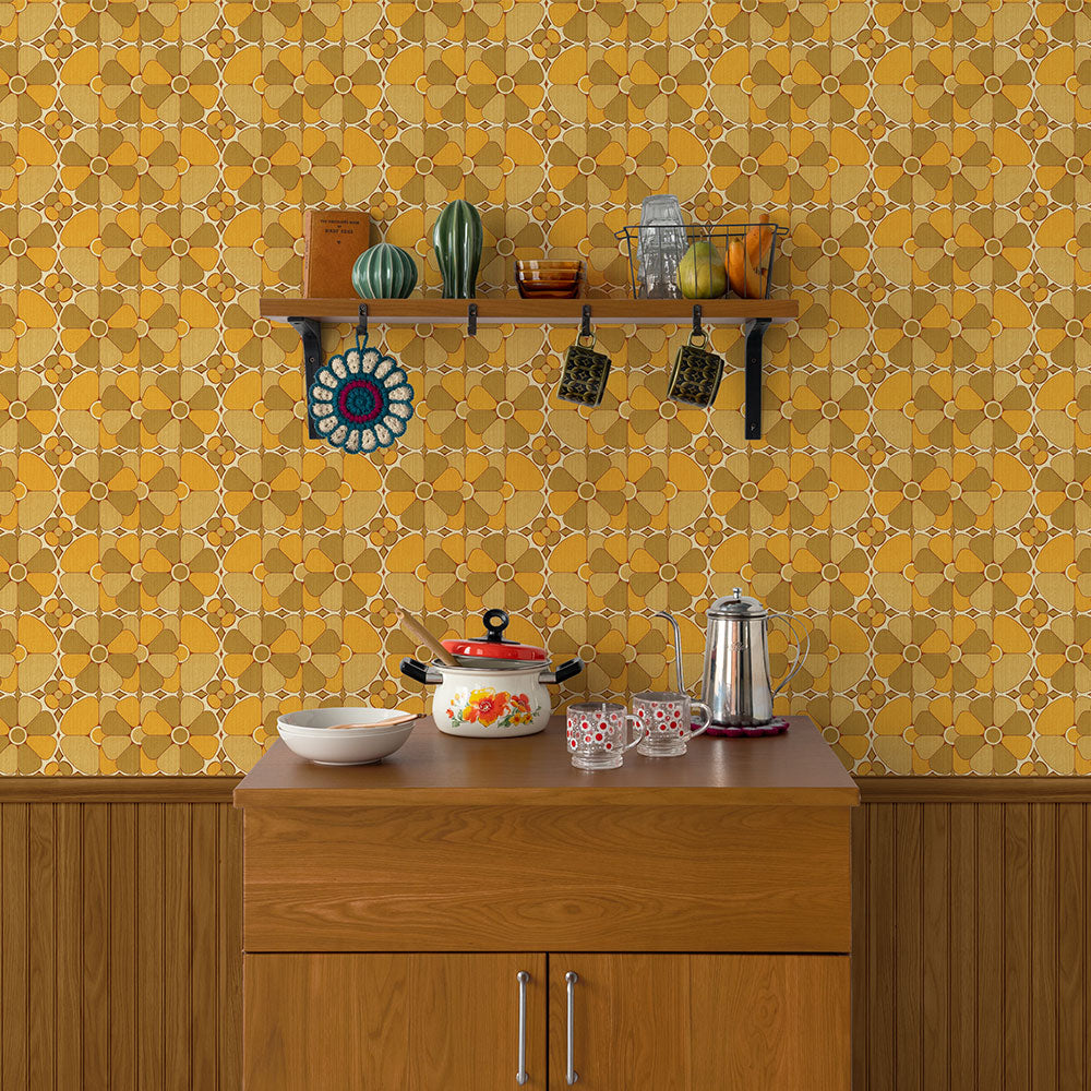 レトロなオレンジの花柄とウッドパネル