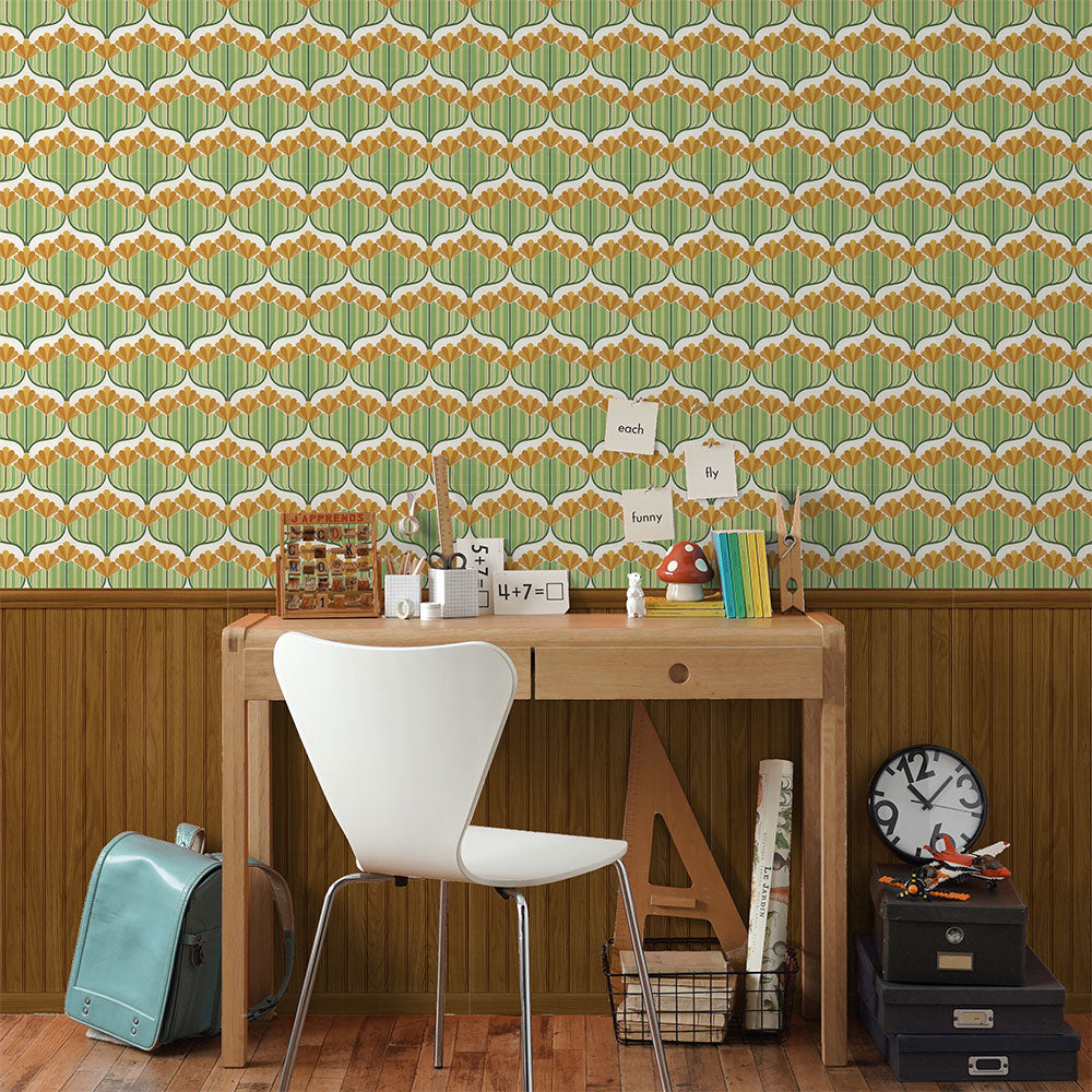 レトロなオレンジとグリーンの花柄とウッドパネル