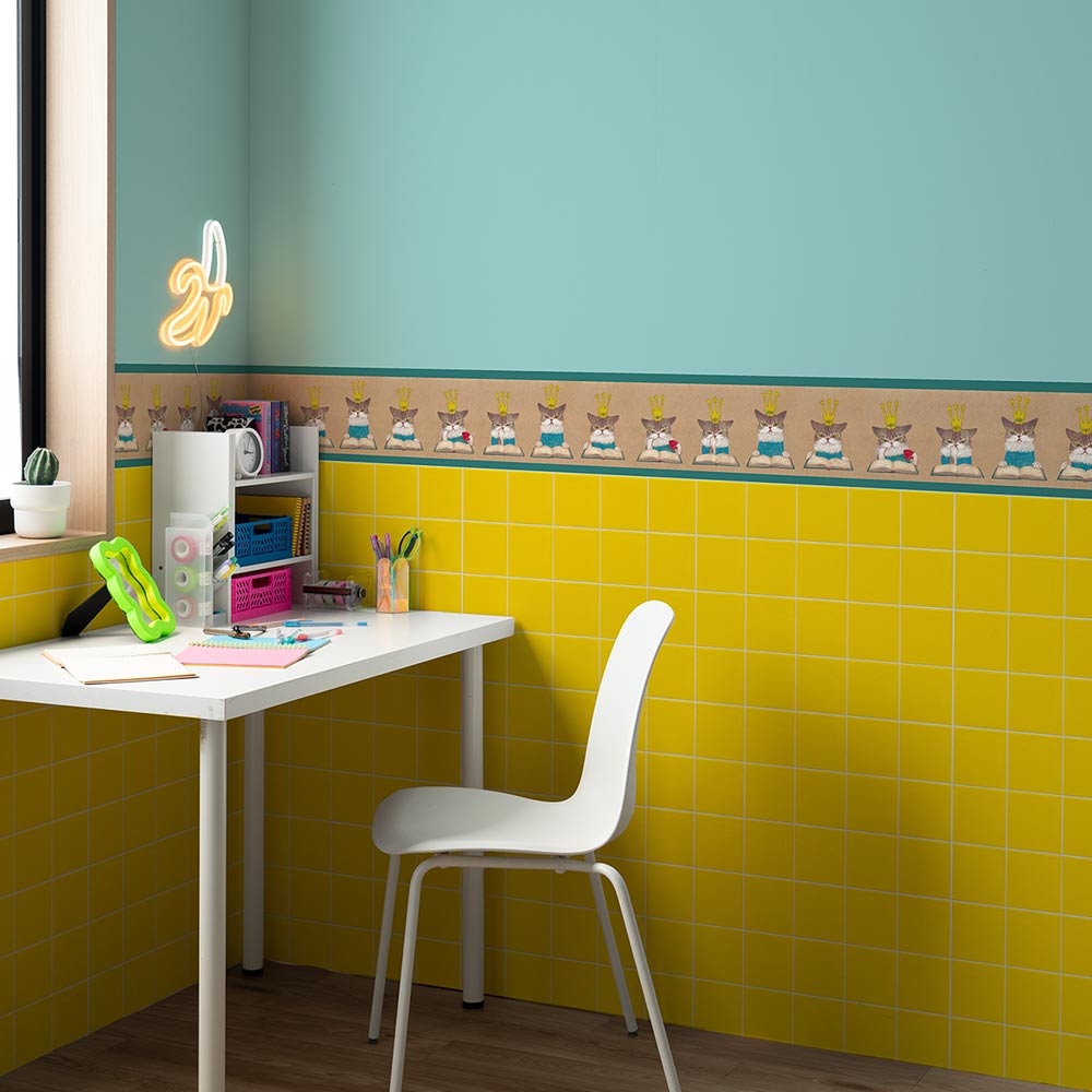 壁紙とコーディネートした施工イメージ　壁紙：カラフルPOPタイル　ライトブルー×イエロータイル　NKH-CP02