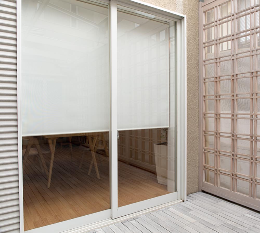 ロールスクリーン透過度 プライバシー 昼