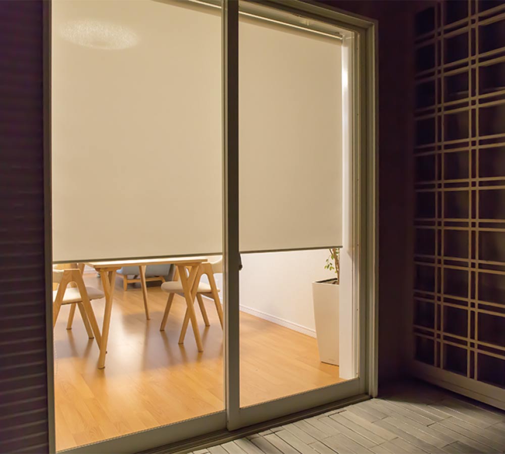 ロールスクリーン透過度 プライバシー 昼