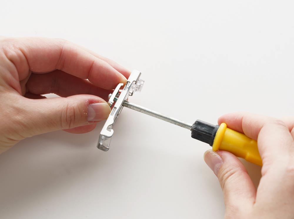 ロールスクリーン　カーテンレールビスをブラケットに仮止め