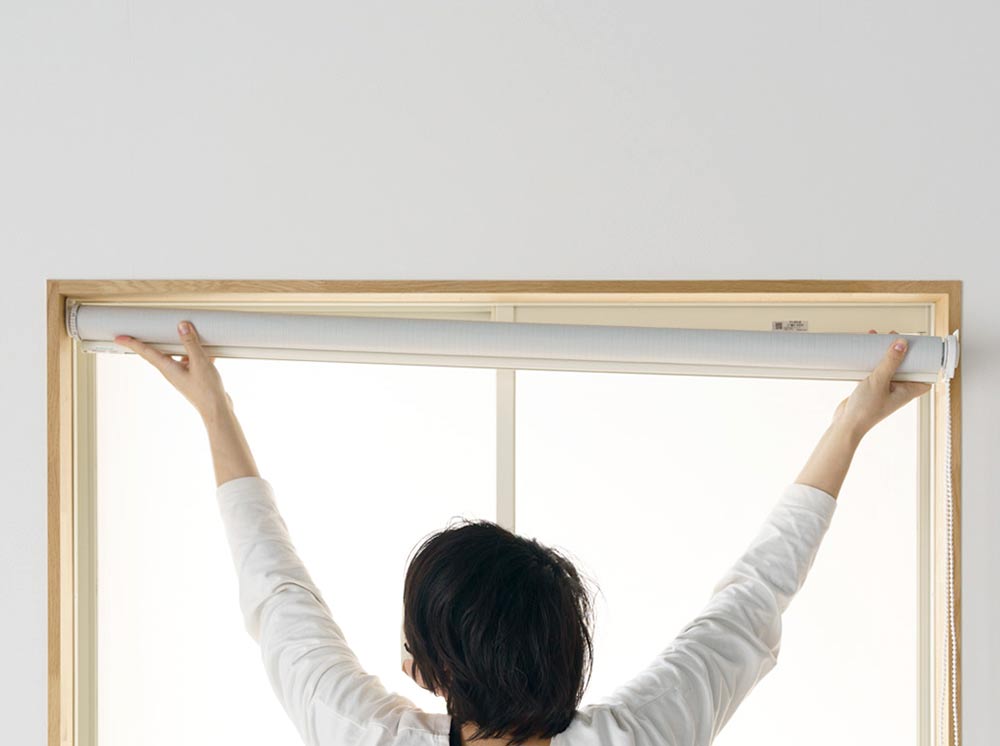 ロールスクリーン　カーテンレールビスをブラケットに仮止め