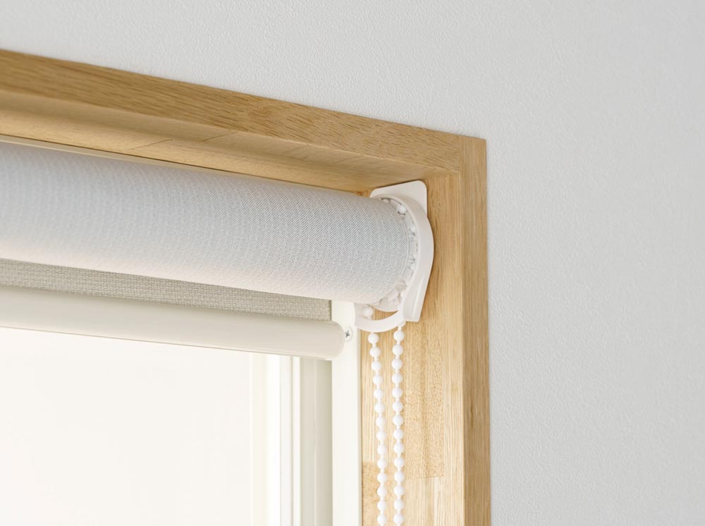 ロールスクリーン　カーテンレールビスをブラケットに仮止め