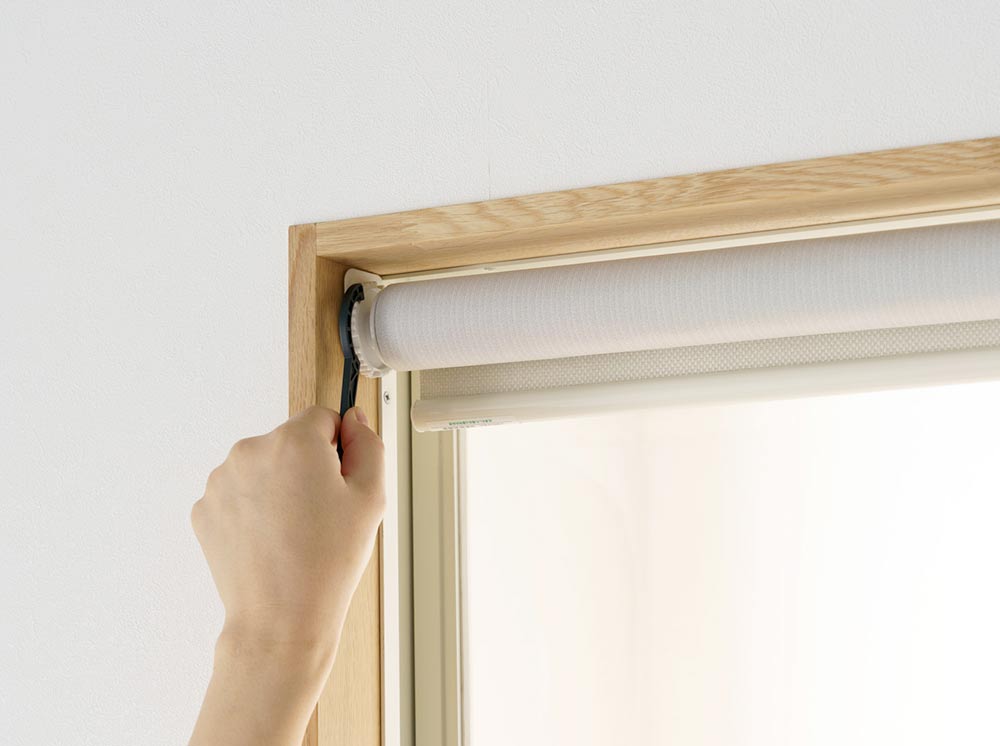 ロールスクリーン　カーテンレールビスをブラケットに仮止め