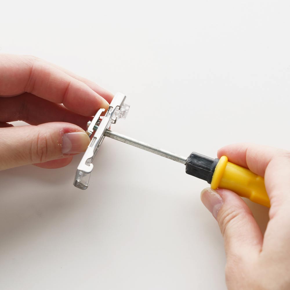 取り付けブラケットに取り付けます