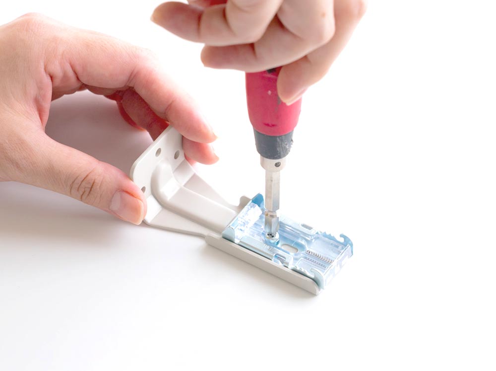 バーチカルブラインド 取り付け方法 正面付け L字金具とブラケット