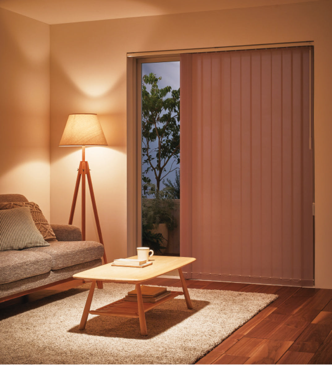 ミディアム 室内から室外 夜の画像