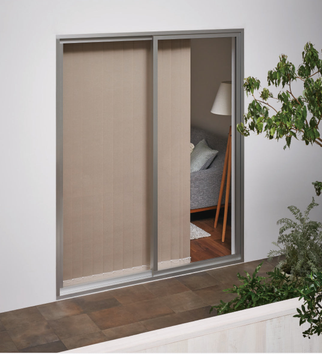 ミディアム 室外から室内 昼の画像