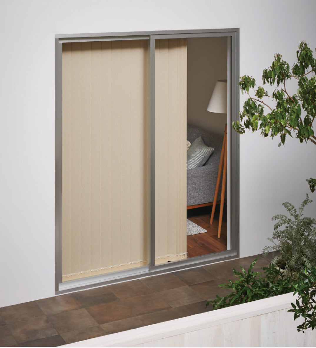 プライベート 室外から室内 昼の画像