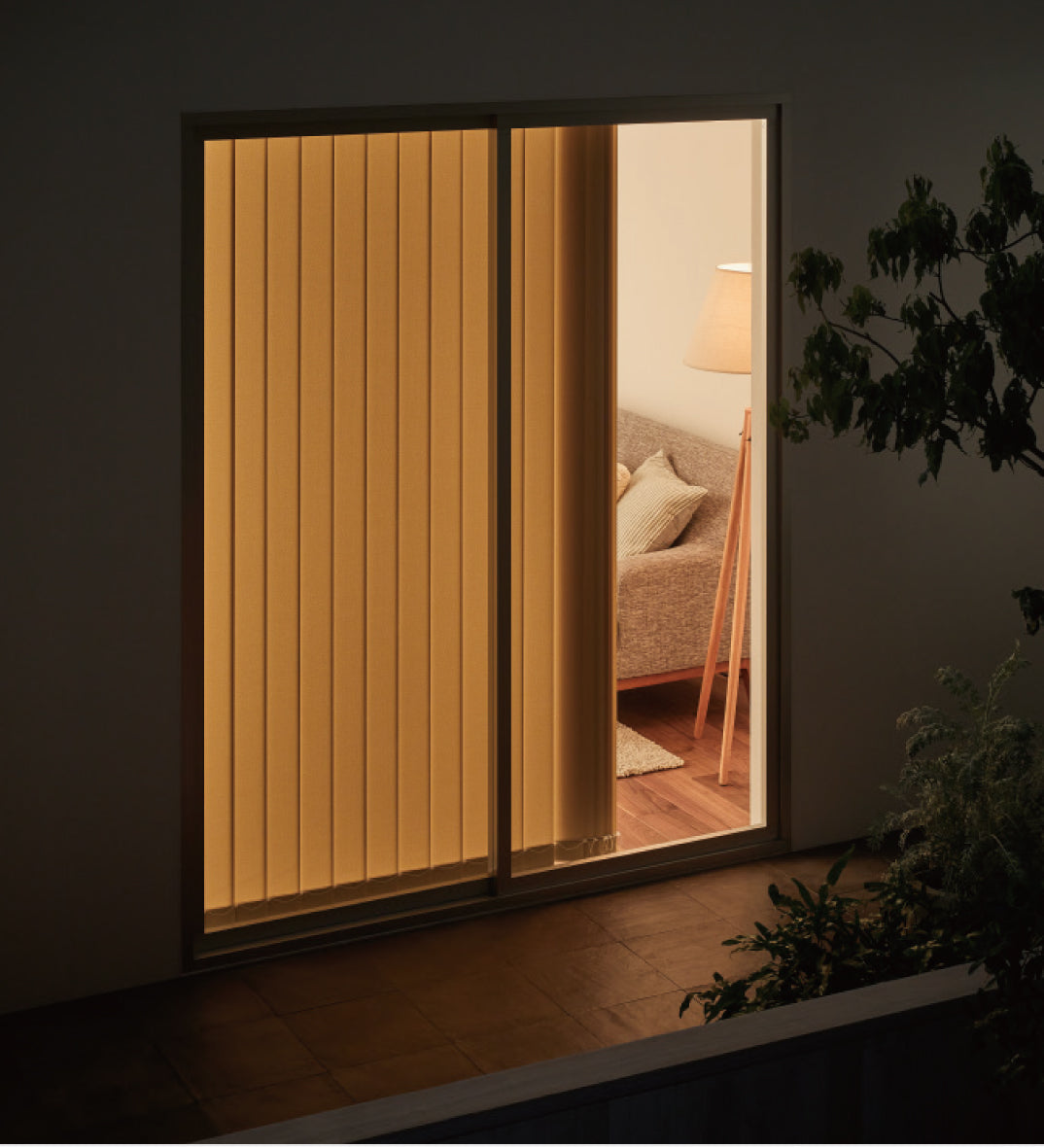 プライベート 室外から室内 夜の画像