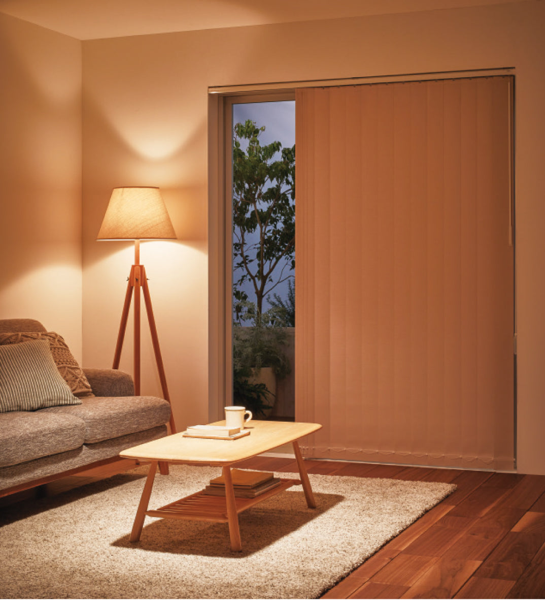 遮光 室内から室外 夜の画像