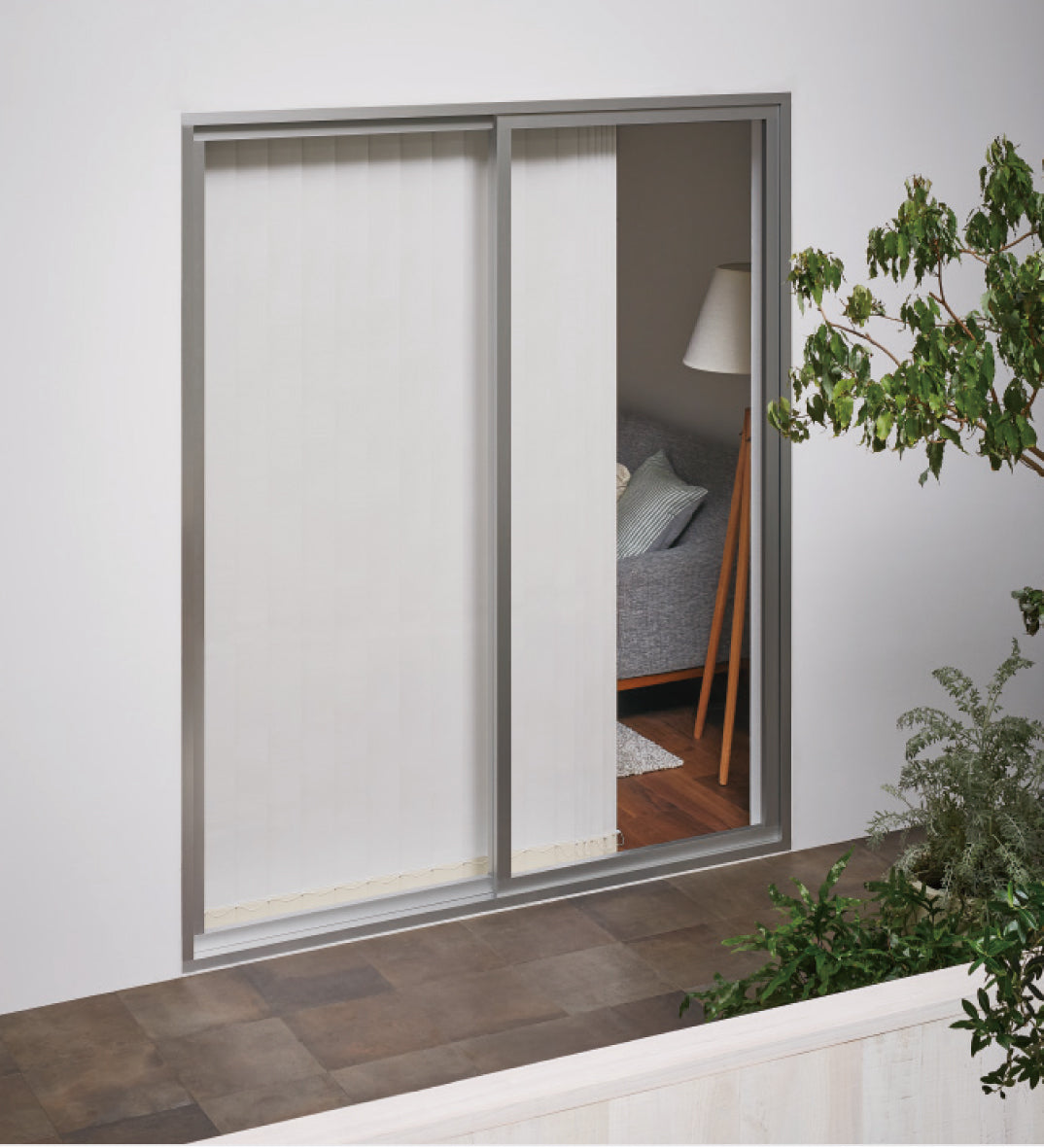 遮光 室外から室内 昼の画像