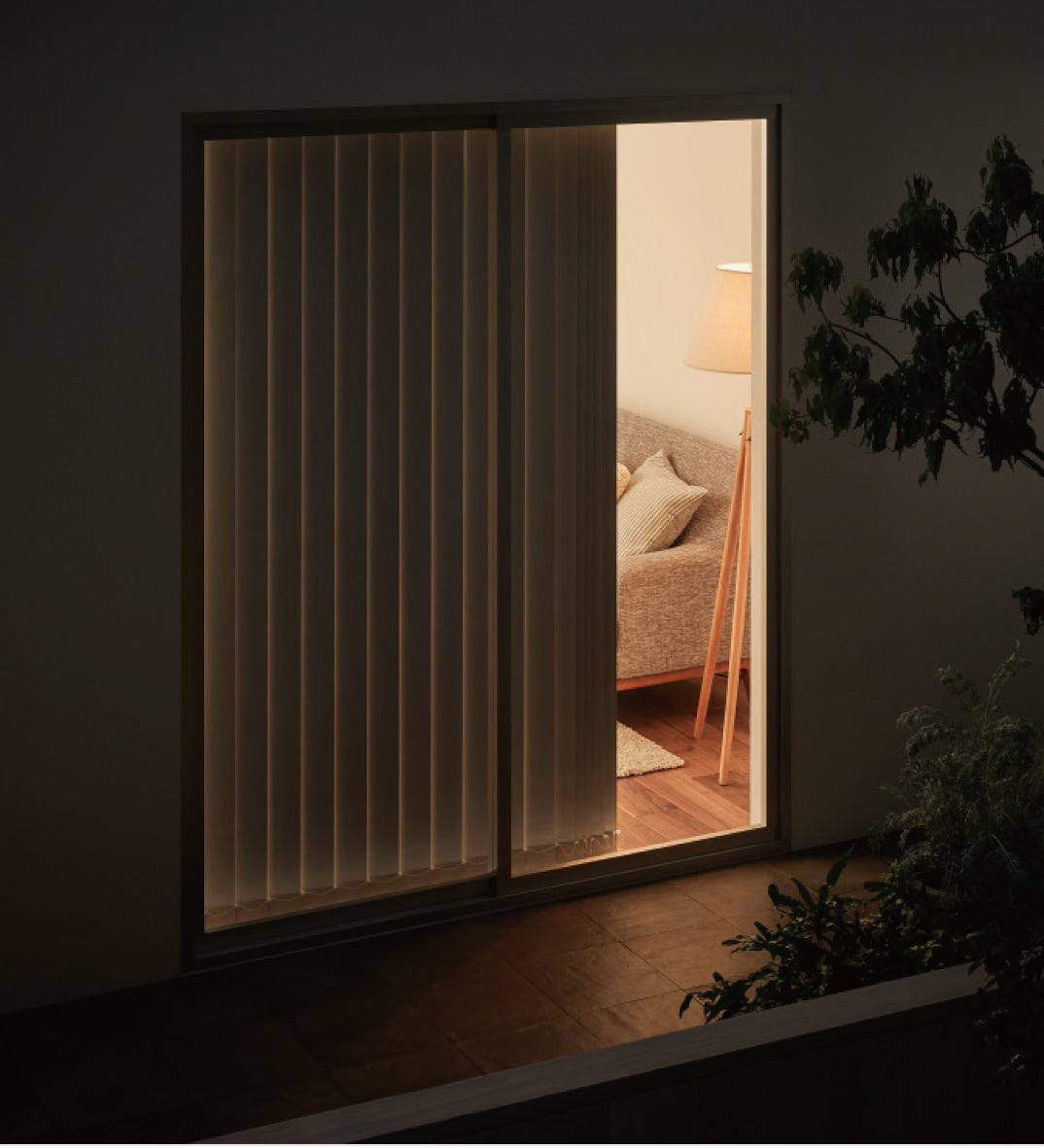 遮光 室外から室内 夜の画像