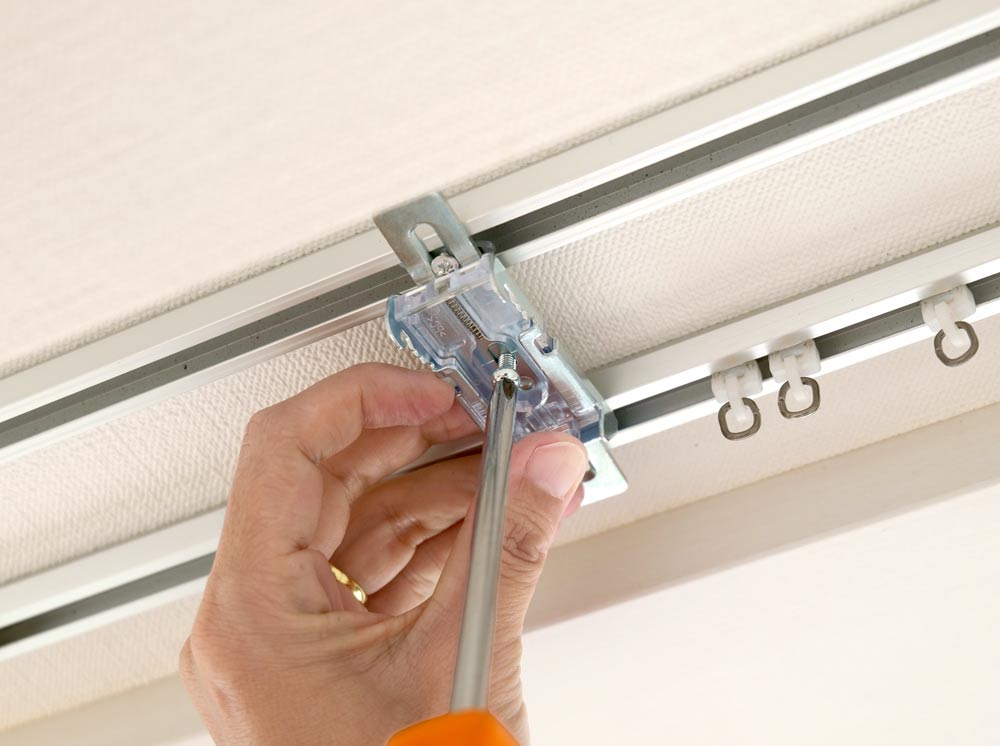 カーテンレール取り付け金具で取り付ける