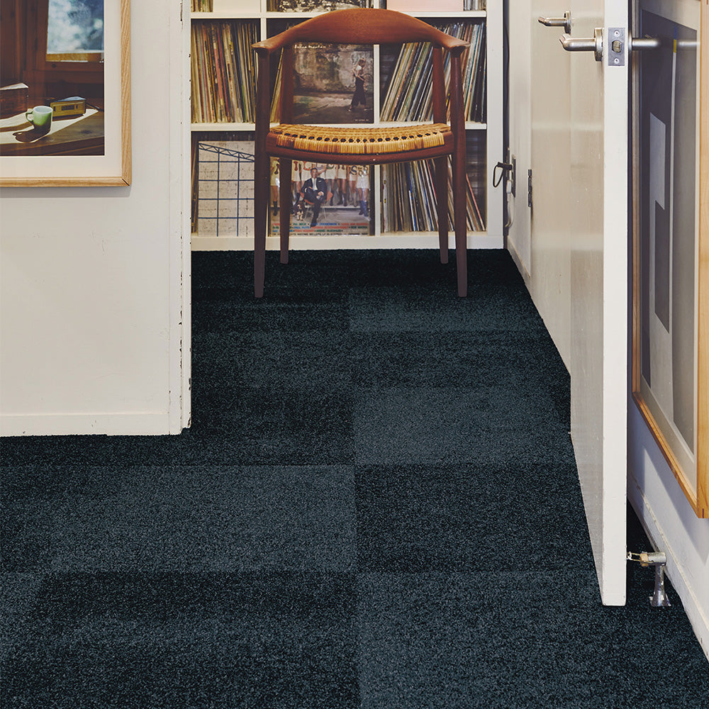 洗えるタイルカーペット 東リ ファブリックフロア スクエア2400 ソワレ 【1ケース(10枚入)単位で販売】 FF2416 ミッドナイト 吸着タイプ 床暖房対応