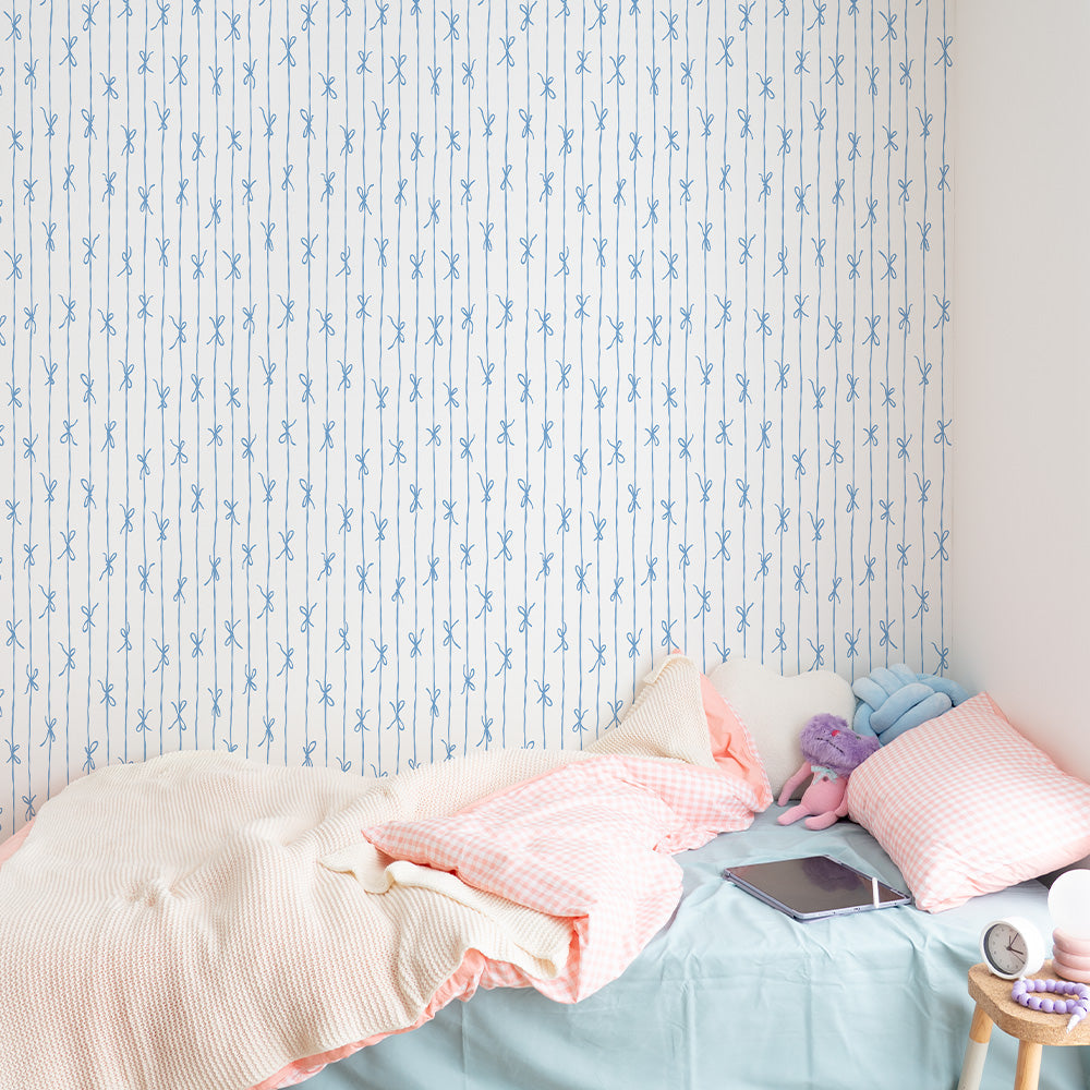 はがせる壁紙 のりなしタイプ What's poppin? リボンストライプ ナチュラル (49cm×2.5mサイズ) サックス