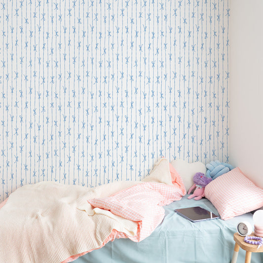 はがせる壁紙 のりなしタイプ What's poppin? リボンストライプ ナチュラル (49cm×2.5mサイズ) サックス