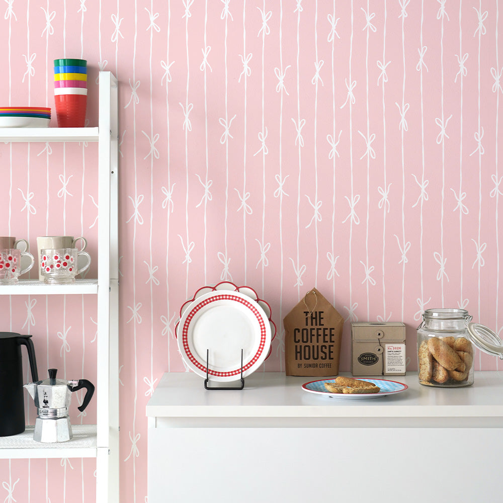 はがせる壁紙 のりなしタイプ What's poppin? リボンストライプ ナチュラル (49cm×2.5mサイズ) チェリー