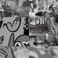 貼りやすいフリース壁紙 のりなしタイプ What's poppin? アーバンスプラッシュ Neo Cipher / MONO