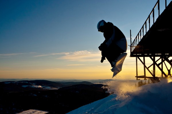 輸入壁紙 カスタム壁紙 PHOTOWALL / Snowboarder Jump from a Bridge (e23220)