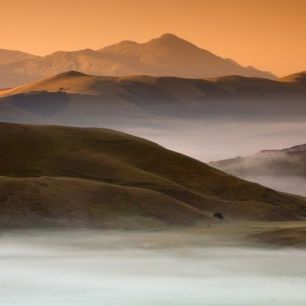 輸入壁紙 カスタム壁紙 PHOTOWALL / Castelluccio di Norcia in Morning Fog (e40239)