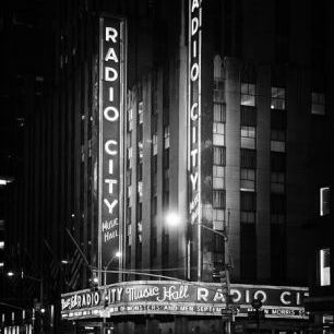 輸入壁紙 カスタム壁紙 PHOTOWALL / Black Manhattan - The Radio City Music Hall (e328636)
