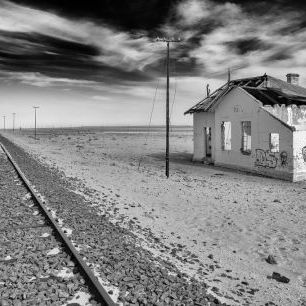 輸入壁紙 カスタム壁紙 PHOTOWALL / Abandoned Railway House - BW (e331506)
