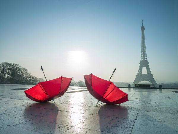 輸入壁紙 カスタム壁紙 PHOTOWALL / Two Umbrellas Next to the Eiffel Tower (e334026)