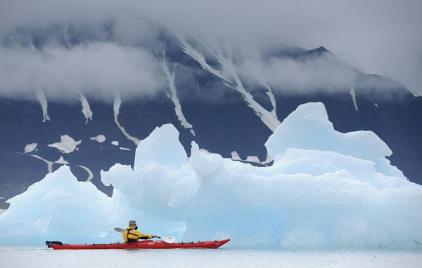 輸入壁紙 カスタム壁紙 PHOTOWALL / Kayaking Past Icebergs (e332065)